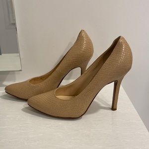 Cole Haahn. Nike Air. Pumps. Sz 9. Super comfortable. Neutral Beige.